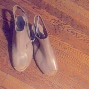 Earth sandals size 9 1/2 color is Christy Taupe
